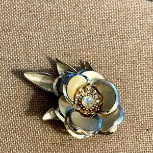 Vintage 70’s Flower gold tone Brooch 3”